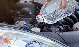 Обычная вода вместо омывайки? Что заливать весной и летом и почему “из-под крана” – не всегда экономия