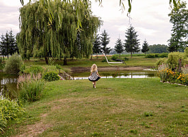 Маленькая девочка упала в пруд в Вороновском районе. Она в реанимации