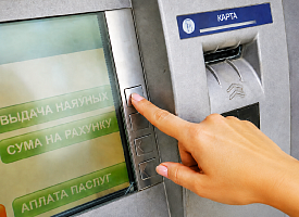Минчанка сняла деньги в банкомате и внезапно потеряла ещё 70 рублей. Кто виноват и что делать?