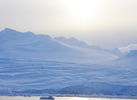 Под Антарктидой нашли “гравитационную яму”. Ученые связали ее с появлением ледников