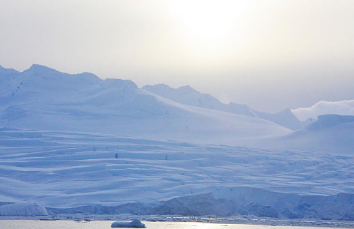 Под Антарктидой нашли “гравитационную яму”. Ученые связали ее с появлением ледников