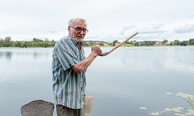 “Хаджу ў касцёл, граю на баяне, пішу вершы”. Как живет последний старожил живописной деревни