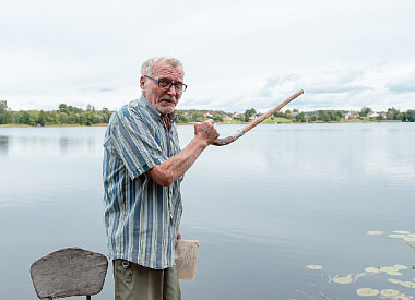 “Хаджу ў касцёл, граю на баяне, пішу вершы”. Как живет последний старожил живописной деревни