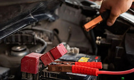 Что делать, если аккумулятор сел зимой, и как правильно “прикурить” машину