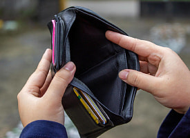 Молодому специалисту платят ниже минимальной зарплаты. Что делать и куда обращаться?