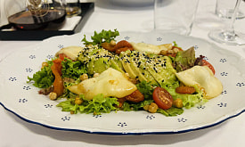 Крудо, сулугуни и канадский рок: Le Gosse – ресторан, в котором всего понемногу 