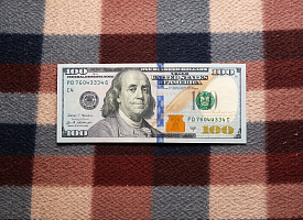 В Пинске девушка пришла обменять 100 долларов – в банке вызвали милицию