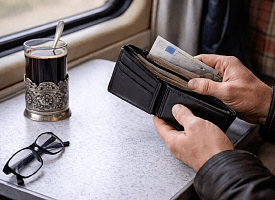 Мужчине грозит до 5 лет тюрьмы за то, что вёз в поезде такие деньги