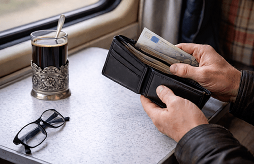 Мужчине грозит до 5 лет тюрьмы за то, что вёз в поезде такие деньги