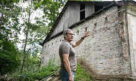 “Гонял отсюда кладоискателей и сатанистов”. Бизнесмен своими силами восстанавливает усадьбу XVI века