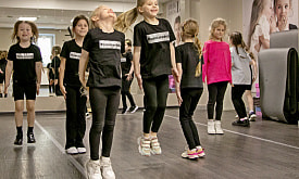 “Торчащие ушки и челка а-ля “я постриг себя сам”. Кто сегодня востребован в детском моделинге и где этому учат?