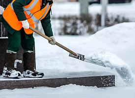 Плюс премии за снегопады. Сколько получают дворники Минска, раскрыли в ЖКХ