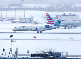 В США из-за “исторической” снежной бури отменили более 13 тысяч авиарейсов