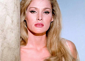 Работала няней и не собиралась идти в актрисы. Как девушка без английского стала первой и главной “девушкой Бонда”