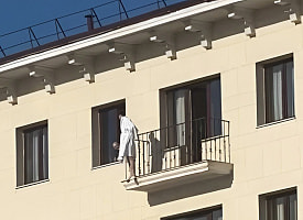 Мужчина в халате пытался спрыгнуть с шестого этажа гостиницы “Минск”