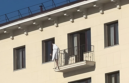 Мужчина в халате пытался спрыгнуть с шестого этажа гостиницы “Минск”