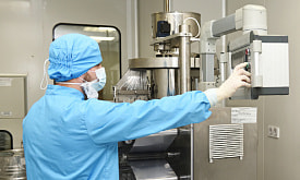 Как производят антибиотики, и почему часть из них – в таблетках, а другая – в ампулах? Побывали на производстве и выяснили