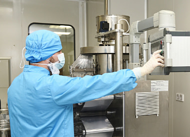 Как производят антибиотики, и почему часть из них – в таблетках, а другая – в ампулах? Побывали на производстве и выяснили