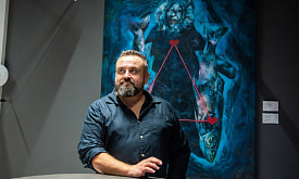 “Когда всё понятно, становится неинтересно”. Художник Андрей Петкевич рассказал, что делает с работами, которые ему не нравятся