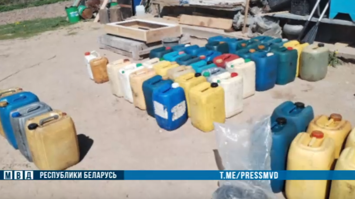 Пятеро механизаторов украли 3 тонны солярки.PNG