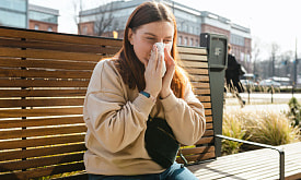 Косметика для лица, контактные линзы – и еще 7 неожиданных вещей, которые могут усилить аллергию на пыльцу