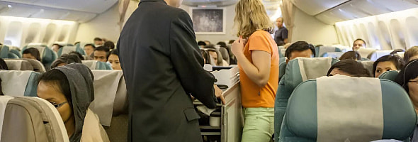 “Уснуть в самолете? Сначала перестаньте стараться”. Почему в полете так трудно спать и что правда помогает