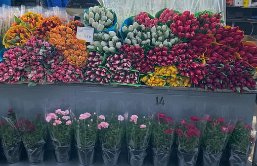 Тюльпаны, клубника и… джекфрут? Собираем подарок к 8 марта на Комаровке