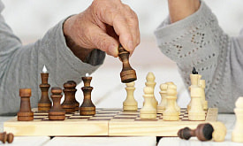 Шахматистов России и Беларуси вернули на международные турниры. Но для взрослых команд есть нюанс