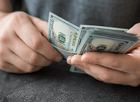 После падения до минимума за 34 месяца доллар в Беларуси снова пошёл вверх – итоги торгов 25 апреля