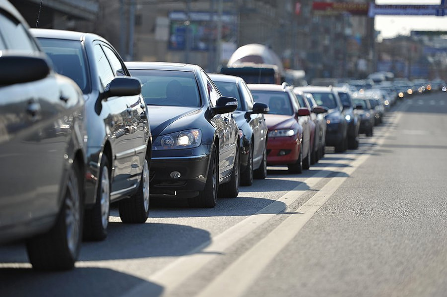 машины в городе.jpg