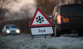 Черный лед: почему машину внезапно “уводит” даже у опытных водителей
