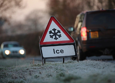Черный лед: почему машину внезапно “уводит” даже у опытных водителей
