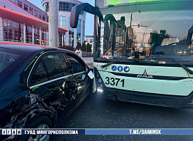 На Немиге водитель Mercedes “подрезала” троллейбус и врезалась в столб
