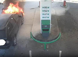 В Гомеле на заправку приехало задымившееся авто – вспыхнул огонь