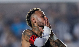 Неймар рискует коленом – и делает хет-трик, который меняет положение “Сантоса”