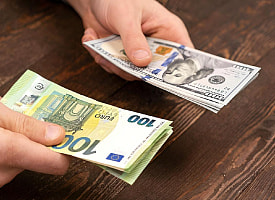 Всё выше и выше? Доллар и евро в Беларуси снова пошли вверх – итоги торгов 6 февраля