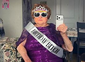 “Вы меня не остановите”. 96-летней блогерше пригрозили выселением из дома престарелых из-за бурных вечеринок