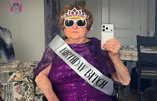 “Вы меня не остановите”. 96-летней блогерше пригрозили выселением из дома престарелых из-за бурных вечеринок