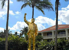 В США установили “очень высокую и очень золотую” статую Трампа