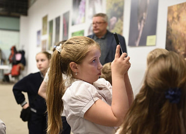 Помет как оружие, люди как “крыша”: чем удивил школьников животный мир фотовыставки “Дикая природа Беларуси 2025”?