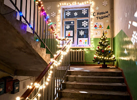 Можно ли вешать гирлянду на окна подъезда? Адвокат из Гомеля предупредил о штрафах