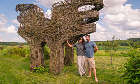 Их работы напоминают мифических существ. Пара скульпторов “оживляет” лозу и делает из нее арт-объекты