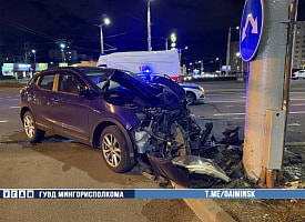 В Минске на Притыцкого Lada выехала на красный и врезалась в Nissan: троих увезли в больницу