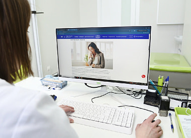 Пневмония, спазм бронхов, ожог слизистых: к чему может привести неправильное лечение кашля? Спросили у доктора