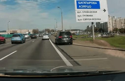 “На МКАД появилась четвертая полоса?” В Минске наказали водителя, которая ехала по обочине