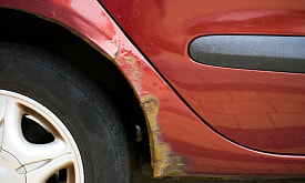 Может привести к аварии: почему ржавчина на кузове – не только “к незапланированным тратам”? Спросили у специалистов