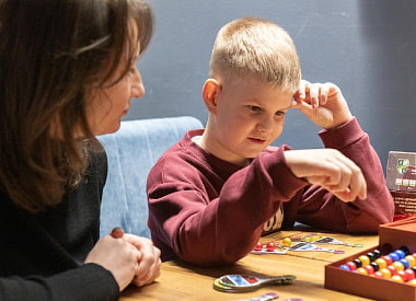“Катать машинки всегда было скучно”. Девушка купила более 200 настольных игр и стала “настольной няней”