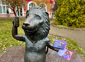 Тысячи теплых слов на бумаге: белорусы поздравили мам и пап открытками