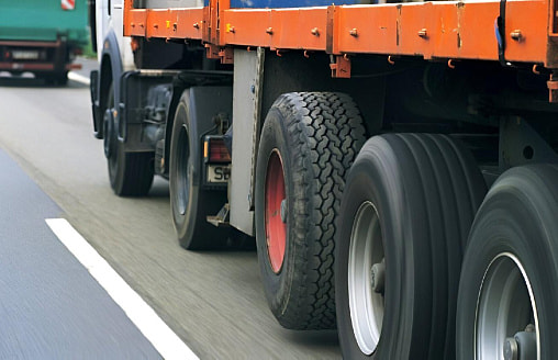 Угрожали вдвое завысить сумму ущерба дорогам: двух сотрудников Транспортной инспекции будут судить в Гродненской области 