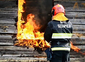 В деревне под Ивье сгорели сразу 5 домов и 6 хозпостроек. Есть ли жертвы?